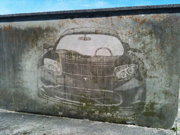 tesla-roadster-graffiti