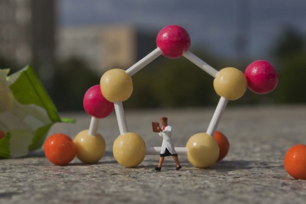 Street art Slinkachu Chimie