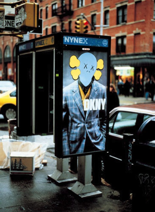 Kaws Affiche publicitaire DKNY /cabine telephonique