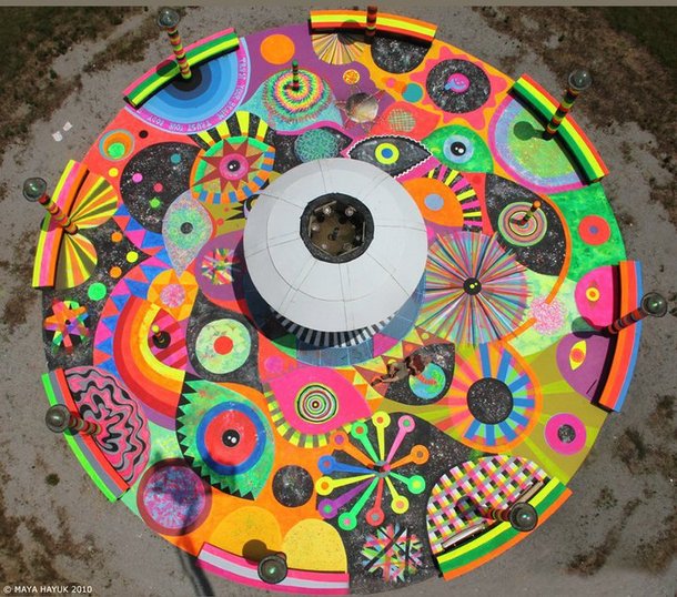 Street art Maya Hayuk Fresque au sol