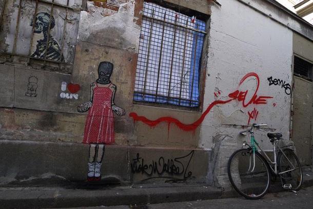 Street art Nick Walker 'Vandal Girl' Paris