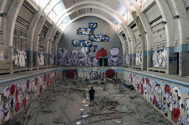 Palais de tokyo - Horfé et Ken Sortais, peintures dans une piscine désaffectée en banlieue parisienne, 2013.